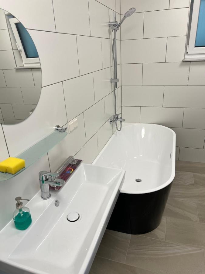 Ruhige Gruene Oase Bei Flughafen Schwechat Kültér fotó