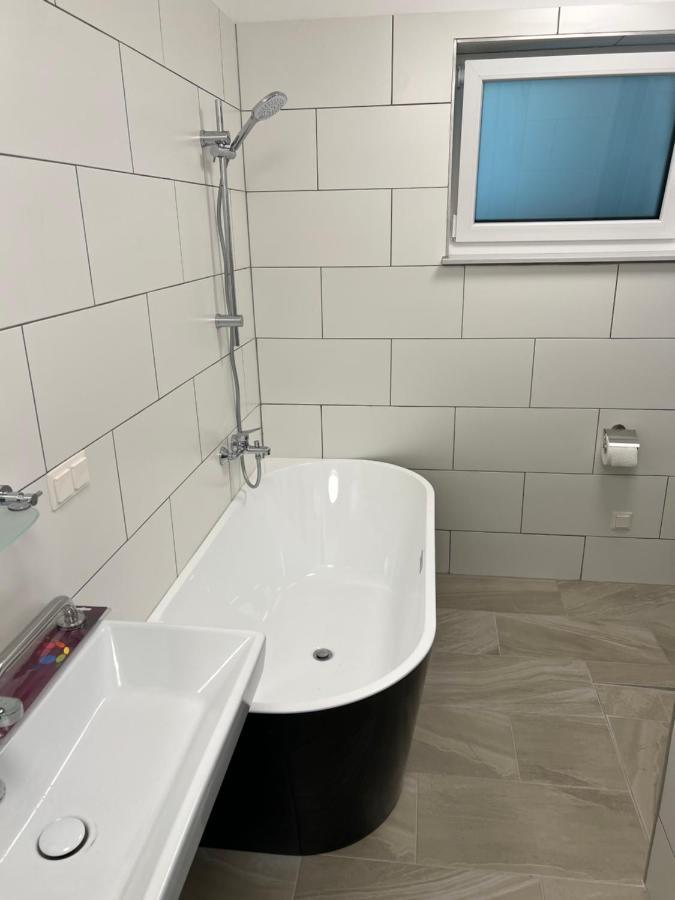 Ruhige Gruene Oase Bei Flughafen Schwechat Kültér fotó